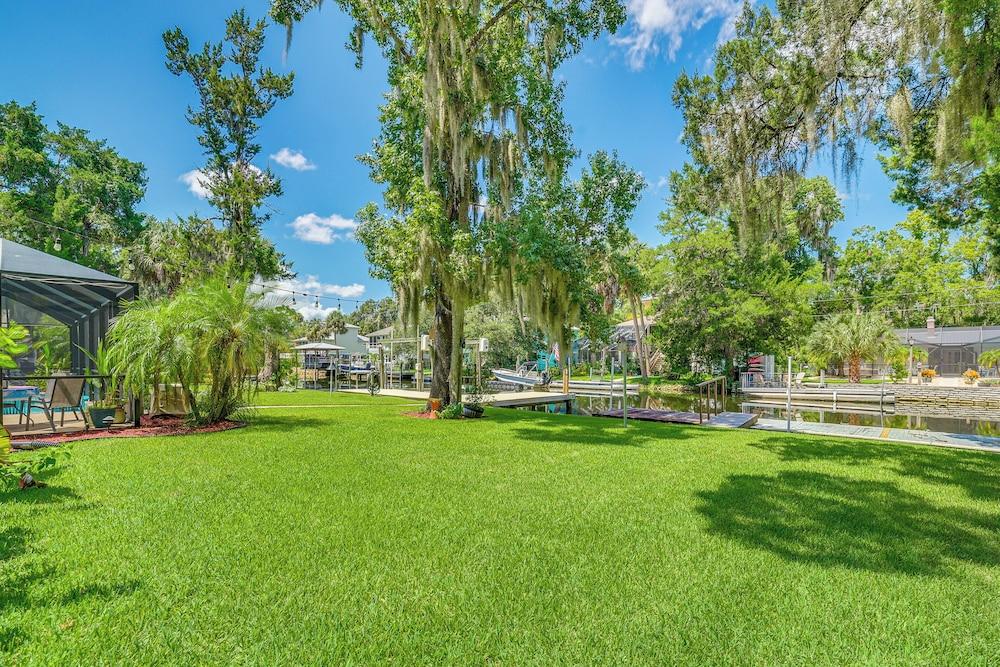 Canal-front Outdoor Oasis: Home in Crystal Water