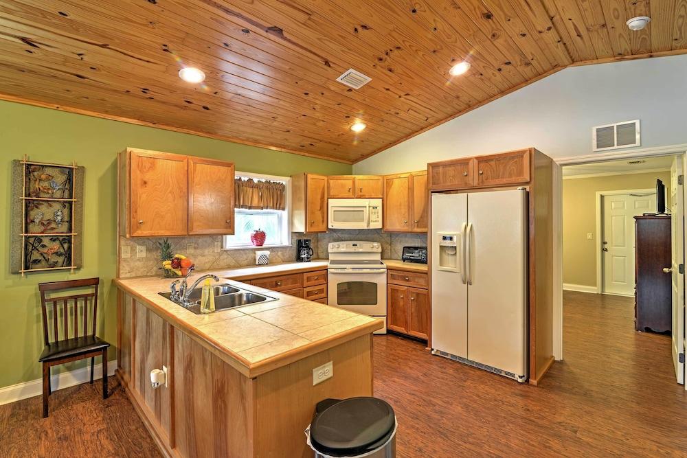 Crystal River Cottage on 1 Acre w/ Deck & Porch!