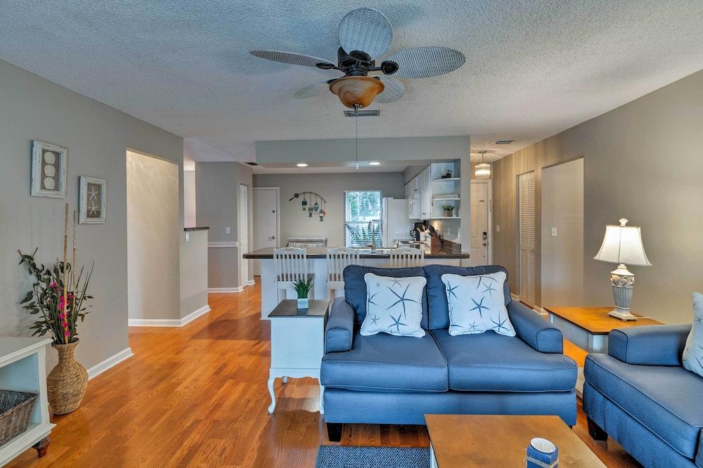 Breezy Sarasota Home w/ Private Pool Near Beach!