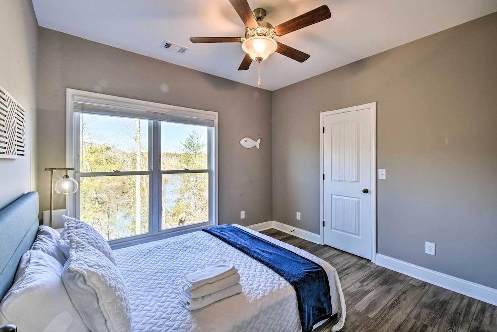 Lake Keowee Getaway: Boat Dock, Deck, Grill!