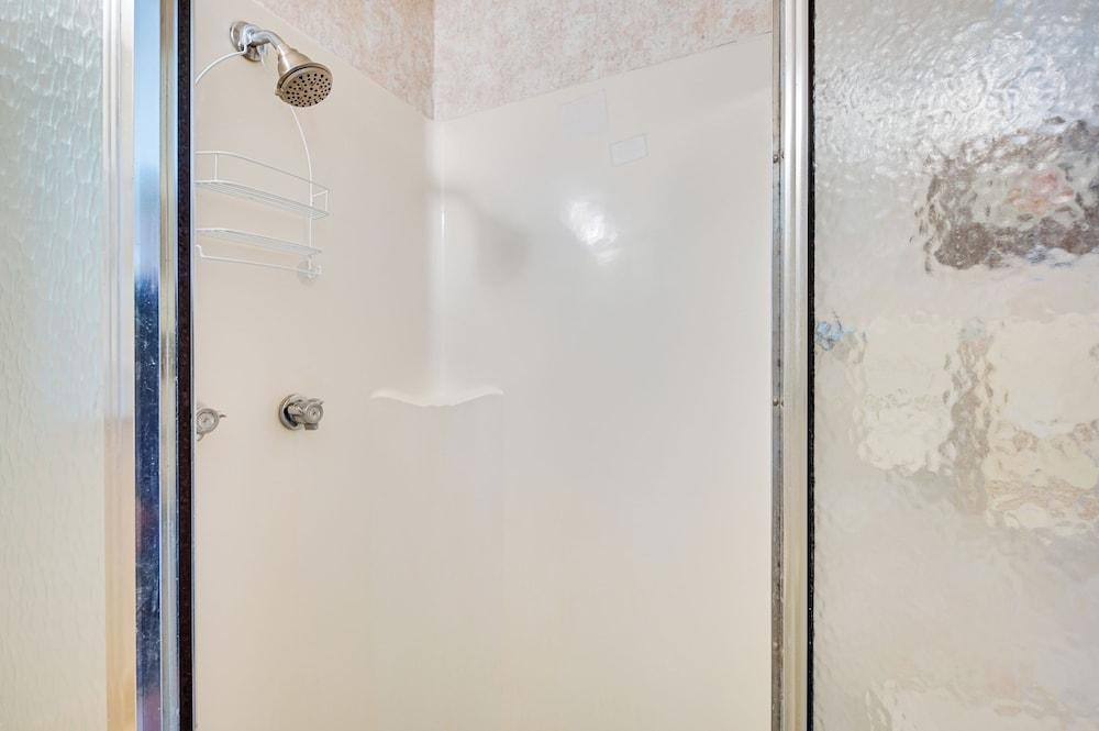 Oceanfront Myrtle Beach Condo: Resort-style Perks!