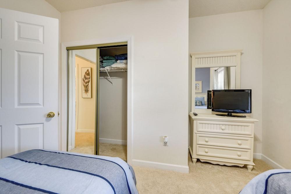 Pool Access + Balcony: Barefoot Resort Retreat!