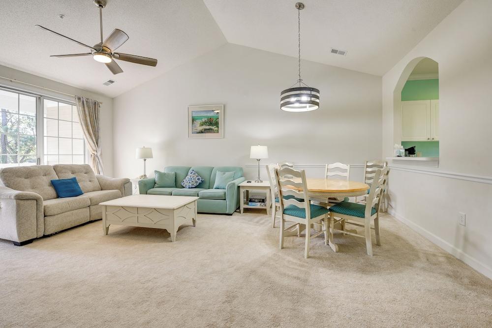 Pool Access + Balcony: Barefoot Resort Retreat!