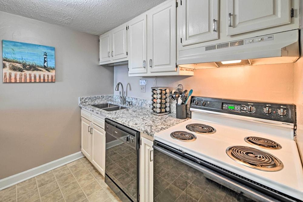 Bright Myrtle Beach Condo w/ Private Balcony!