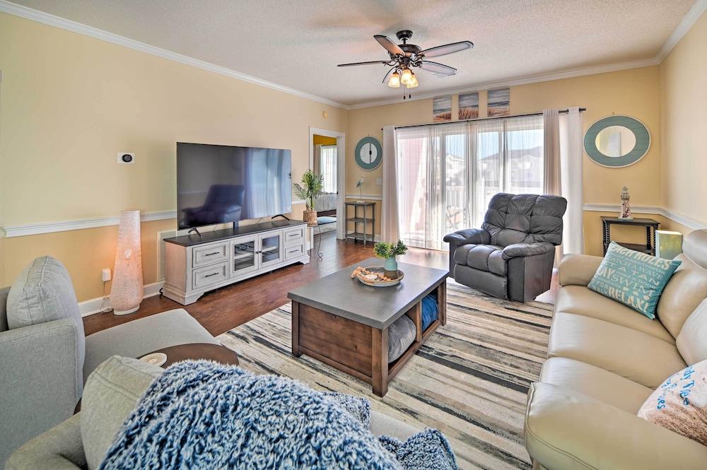 Bright Myrtle Beach Condo w/ Balcony!