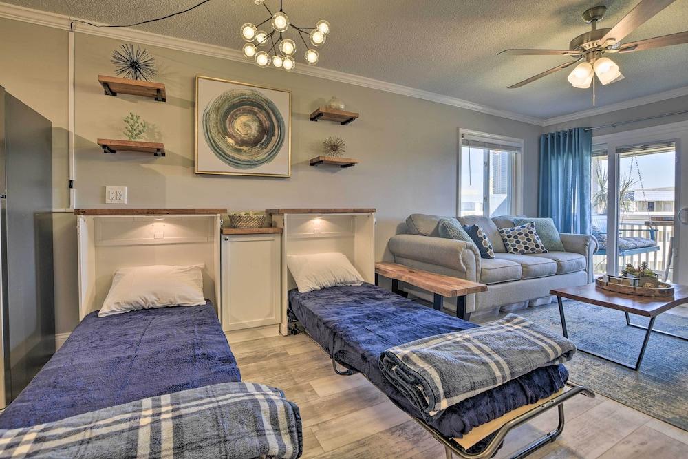 Beachfront Condo w/ Balcony: Walk to Apache Pier