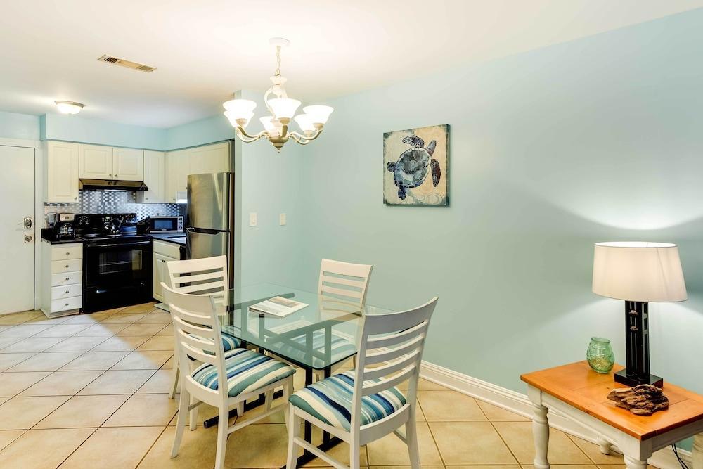 Pool Deck Access & Walk to Beach: Hilton Head Unit