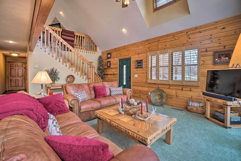 Idyllic Table Rock Lake Cabin w/ Fire Pit!