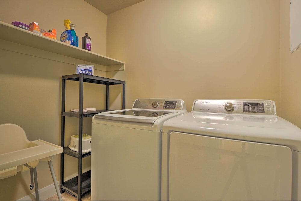 'blue Sky Get-a-way' Townhome w/ Patio, Grill