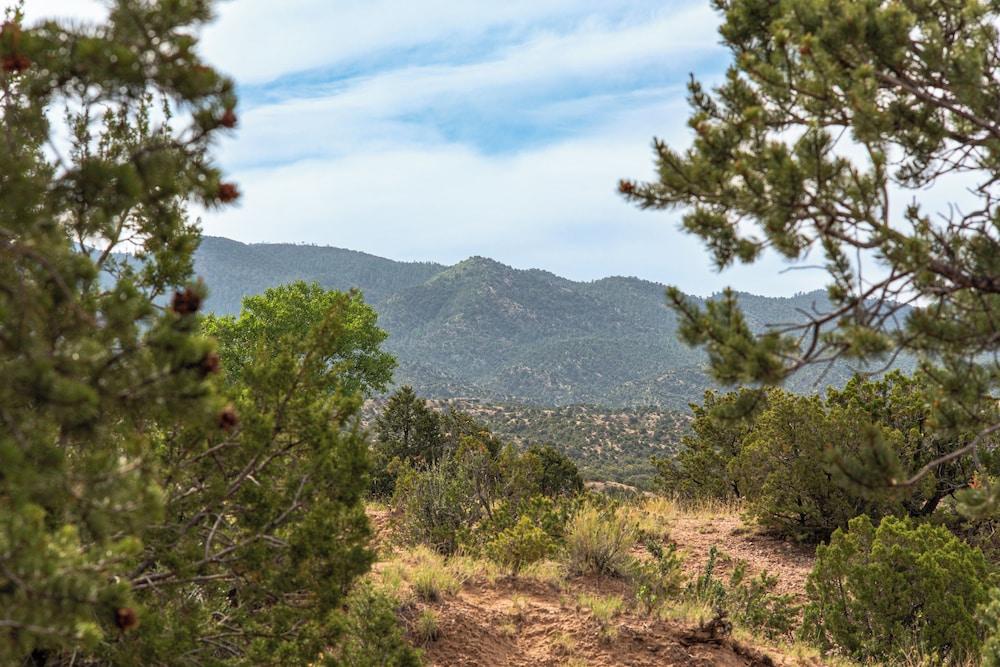 Mountain Views + Patio: Santa Fe Escape!