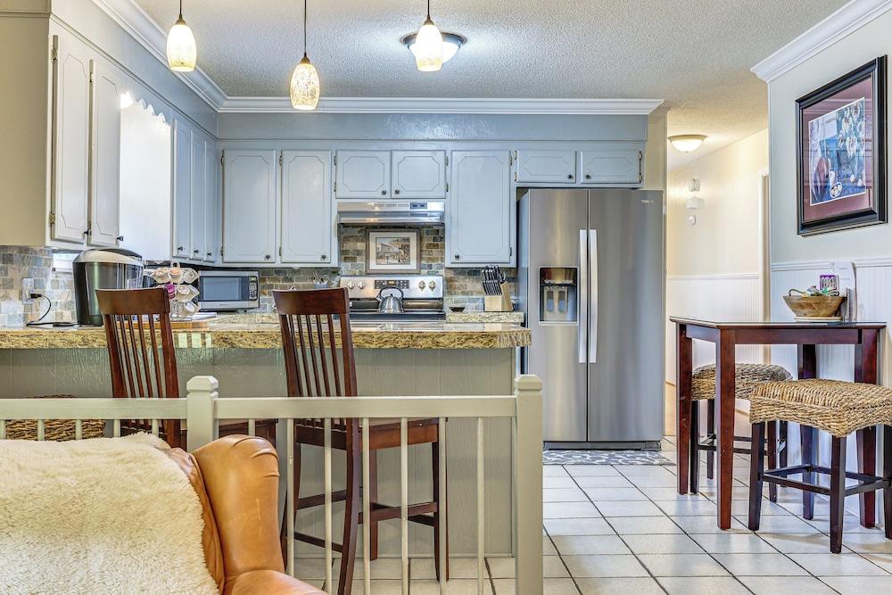 Sunroom & Yard: Charming Hot Springs Home!