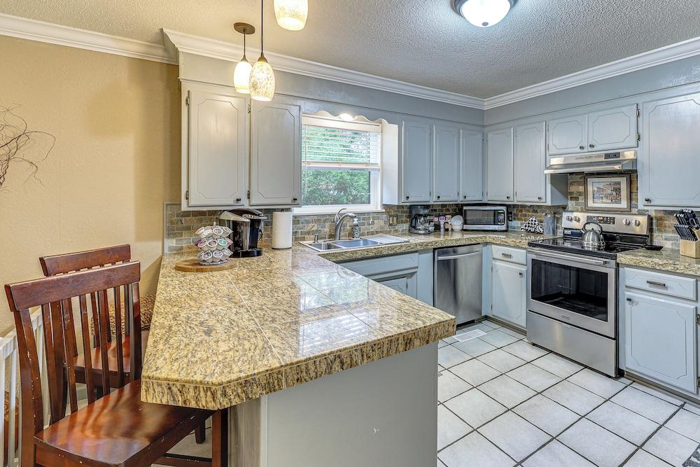 Sunroom & Yard: Charming Hot Springs Home!