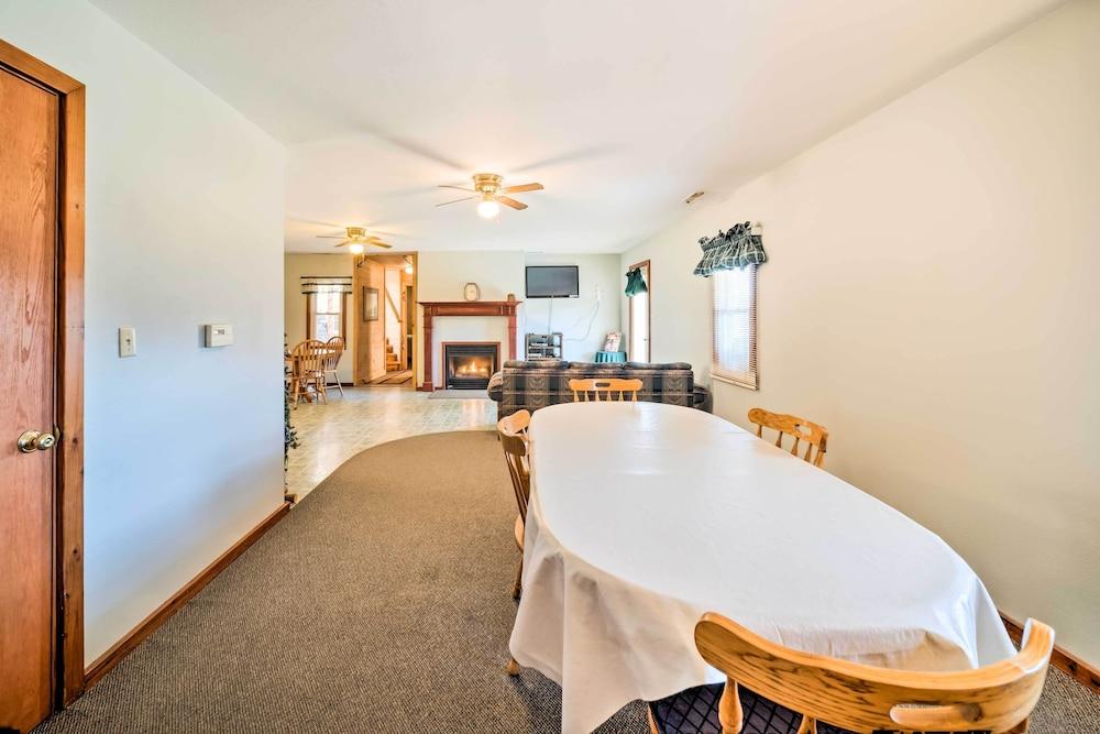 Rustic Iowa Cabin: 10 Mi to Maquoketa Caves