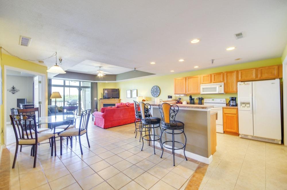 Lakefront Osage Beach Condo: Balcony & Pool Access