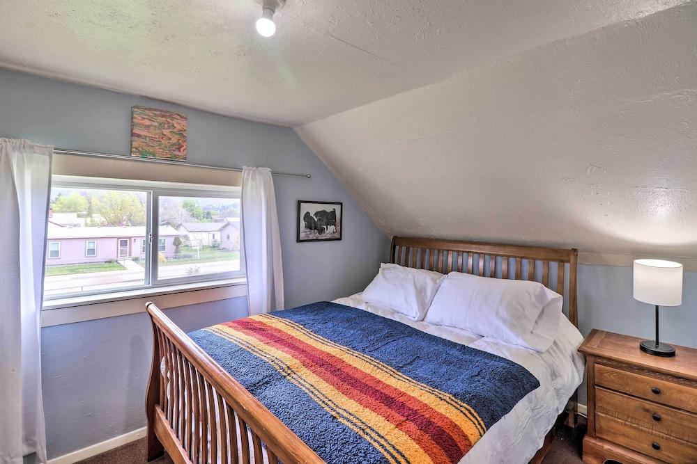 Pet-friendly Home w/ Yard & Mountain Views!