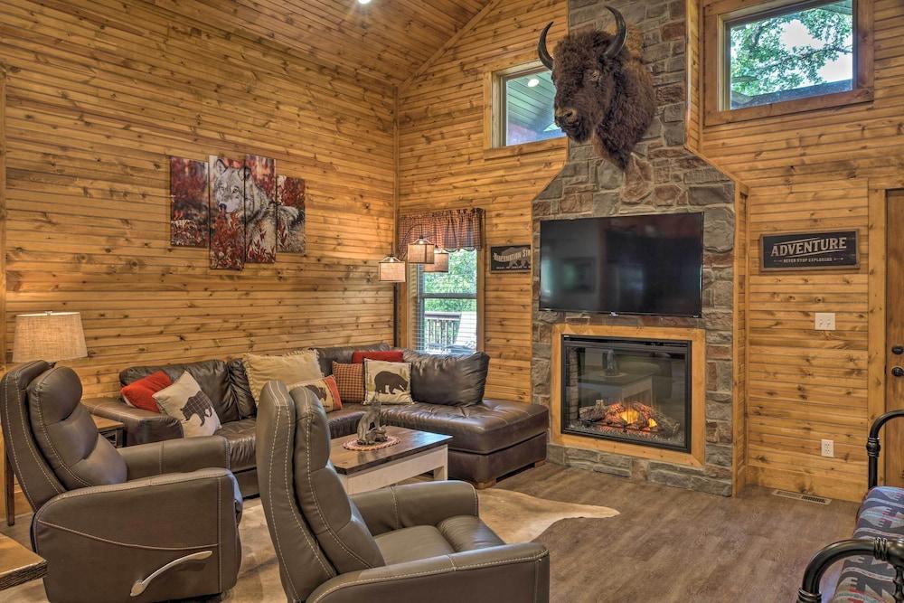 Branson West Cabin w/ Pool Access & Golfing