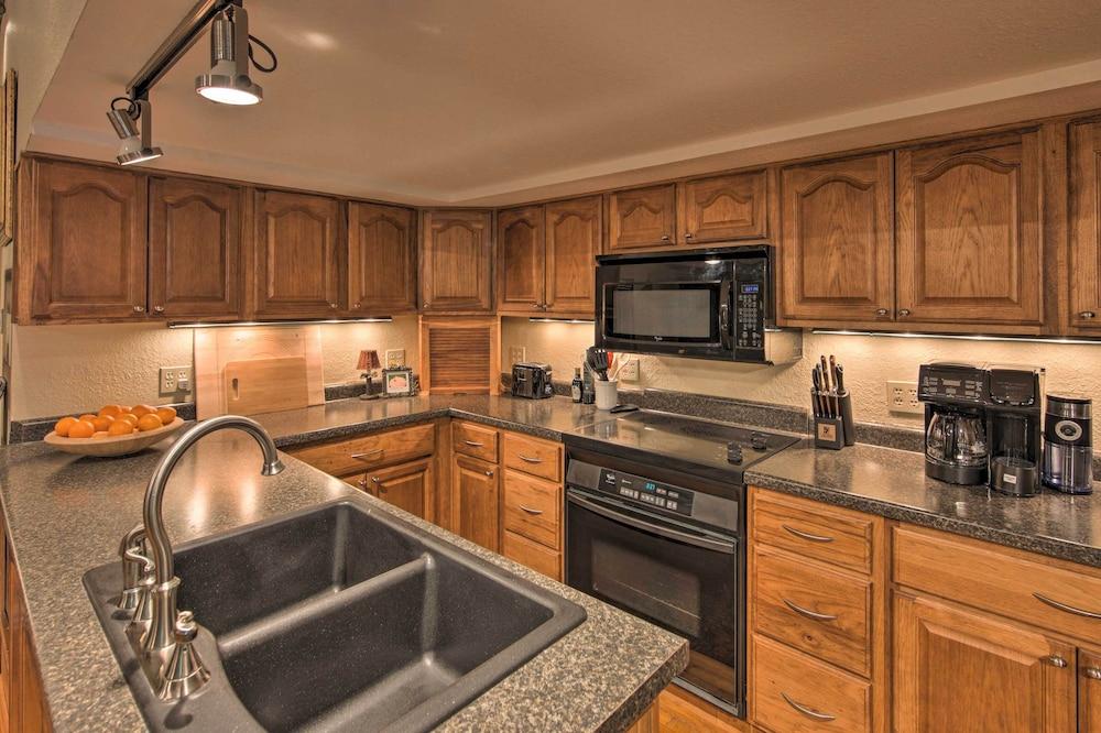 Updated Apartment in Historic Dtwn Marshall!