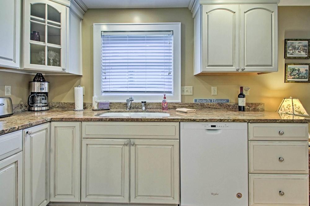 1/2 Mi to Beach: Lovely Guesthouse in Kennebunk!