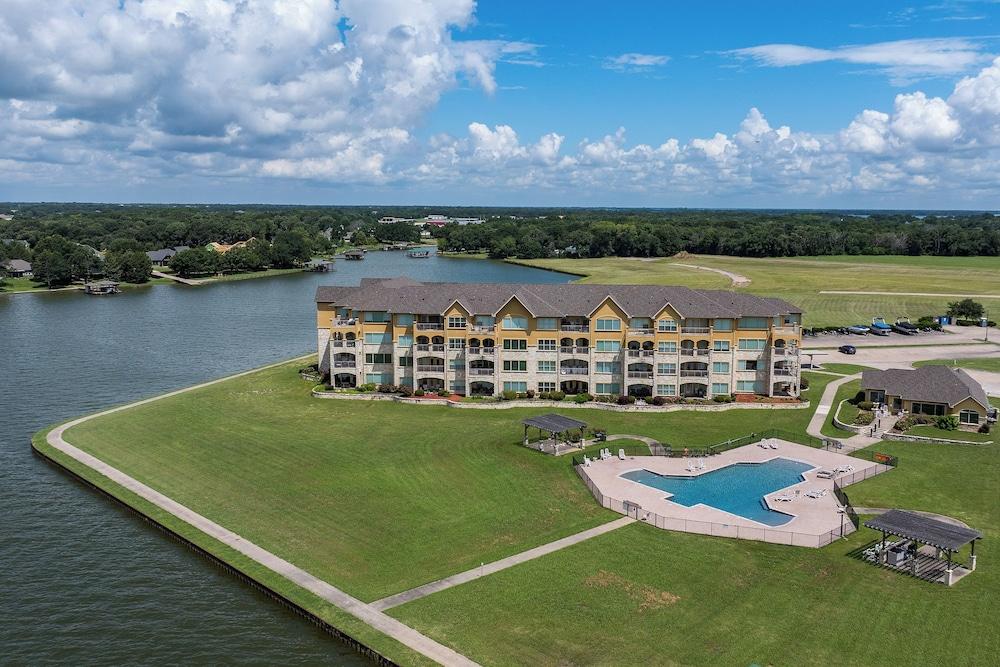 Lakefront Corsicana Condo: Pool & Private Balcony!