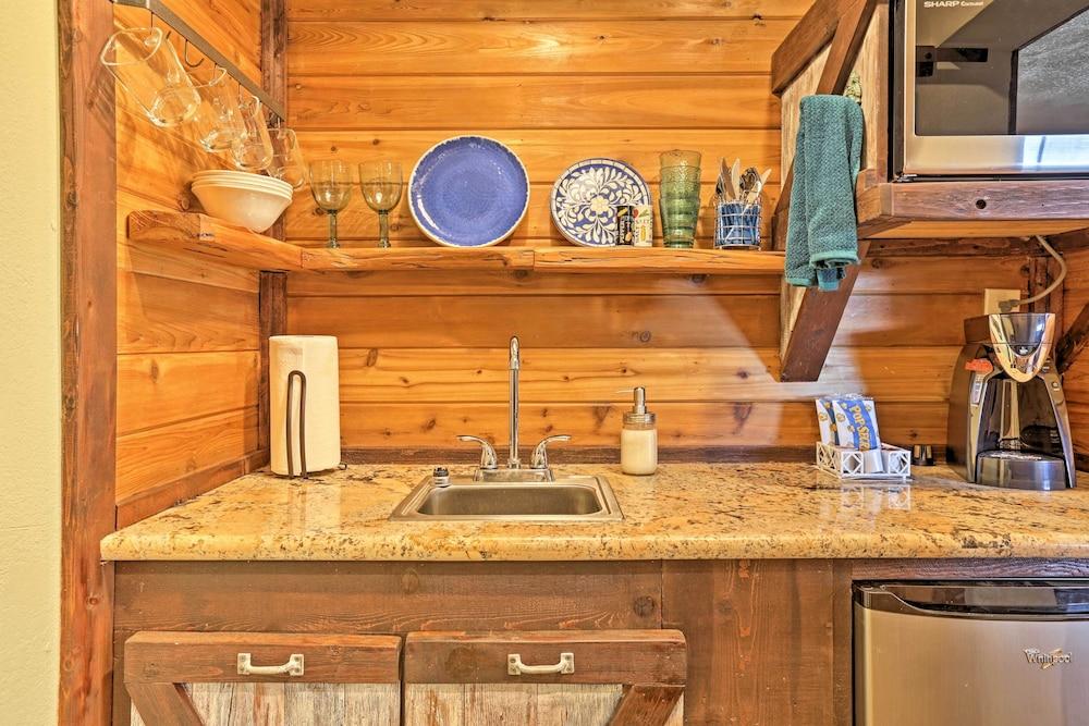 'gruene Cabin' - Pet Friendly New Braunfels Studio