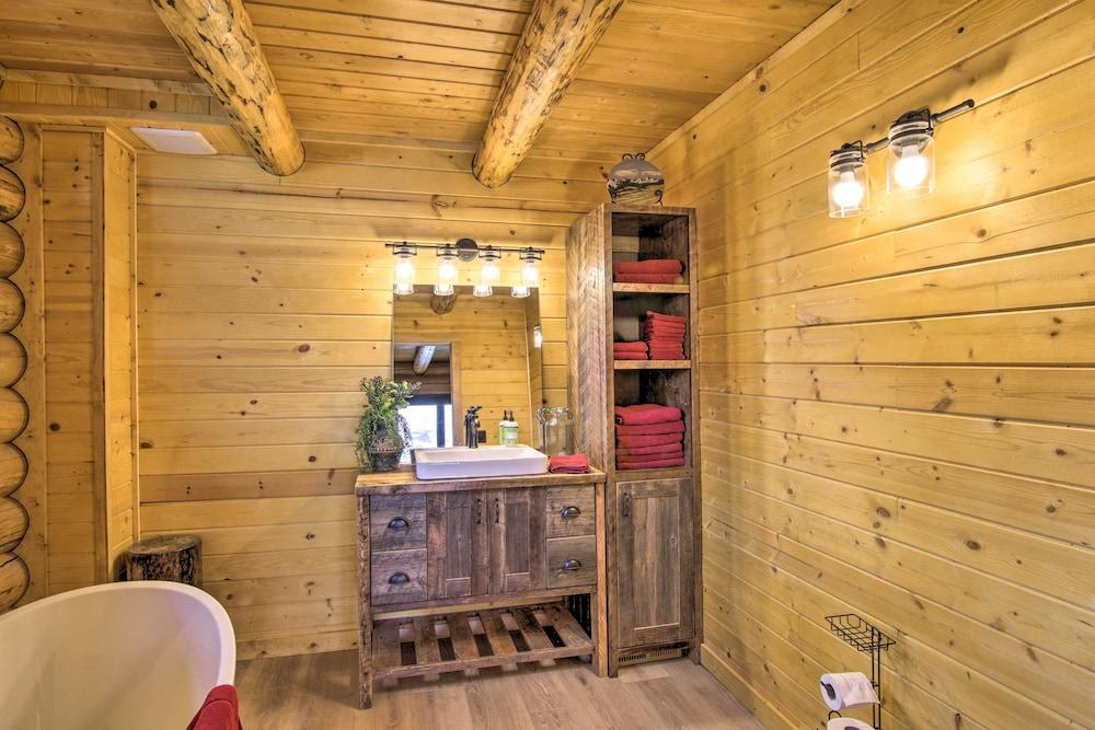 Stunning Mountain Views: Livingston Cabin w/ Deck!