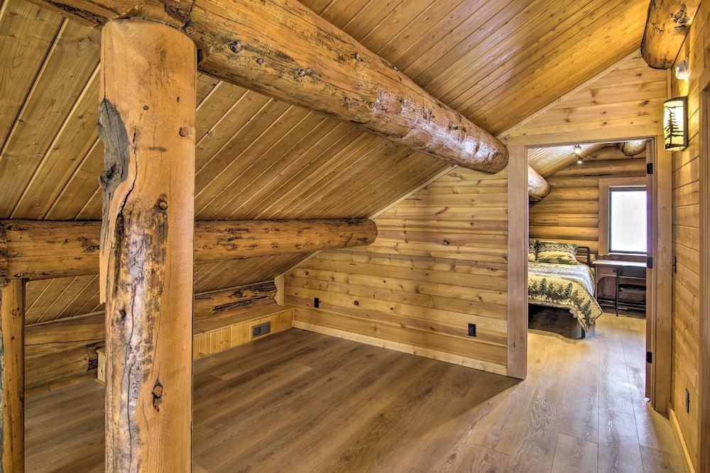 Stunning Mountain Views: Livingston Cabin w/ Deck!