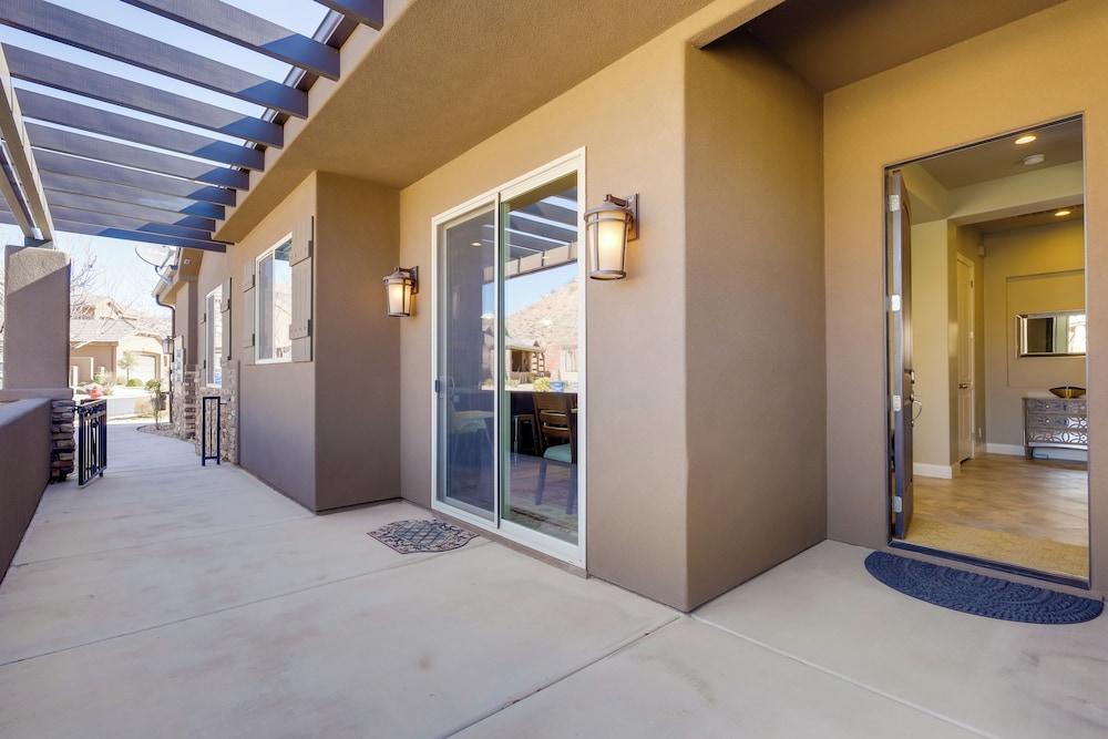 Sleek Home: Patio, Gas Grill & Access to Pool