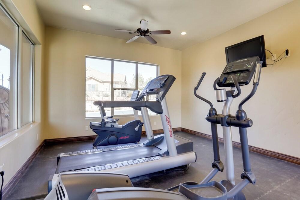 Sleek Home: Patio, Gas Grill & Access to Pool