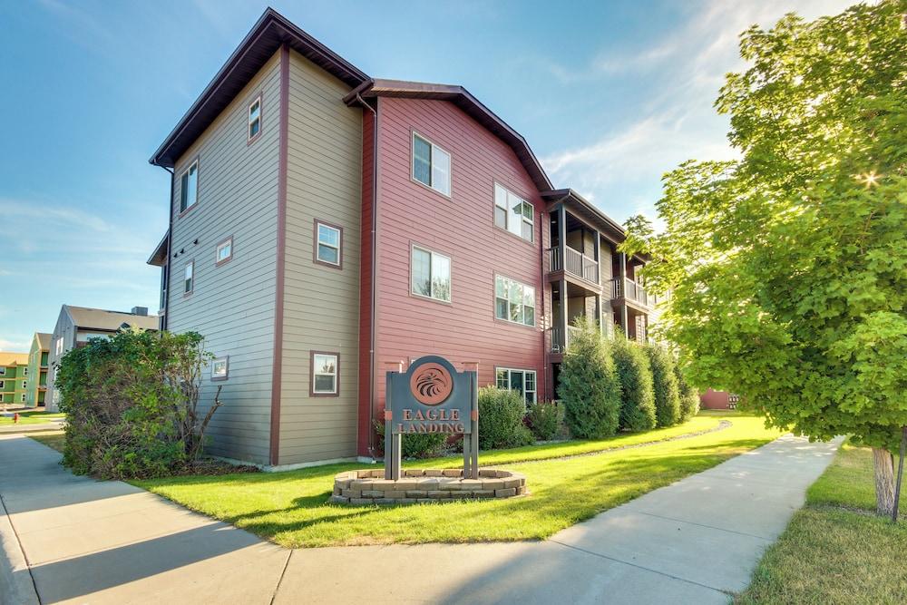 Cozy Livingston Condo w/ Balcony & Mtn View!