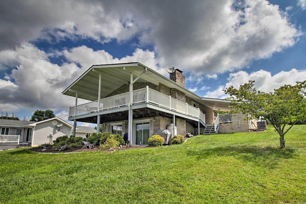 Lakefront Hiwassee Home w/ Private Dock & Deck!