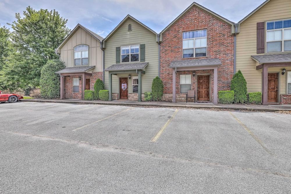 Charming Springdale Townhome ~ 5 Mi to Dtwn!