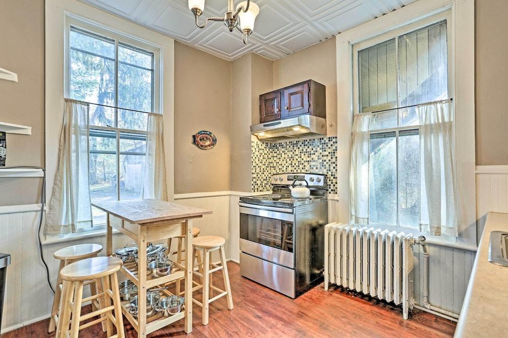 Centrally Located Apt in Victorian Mansion!