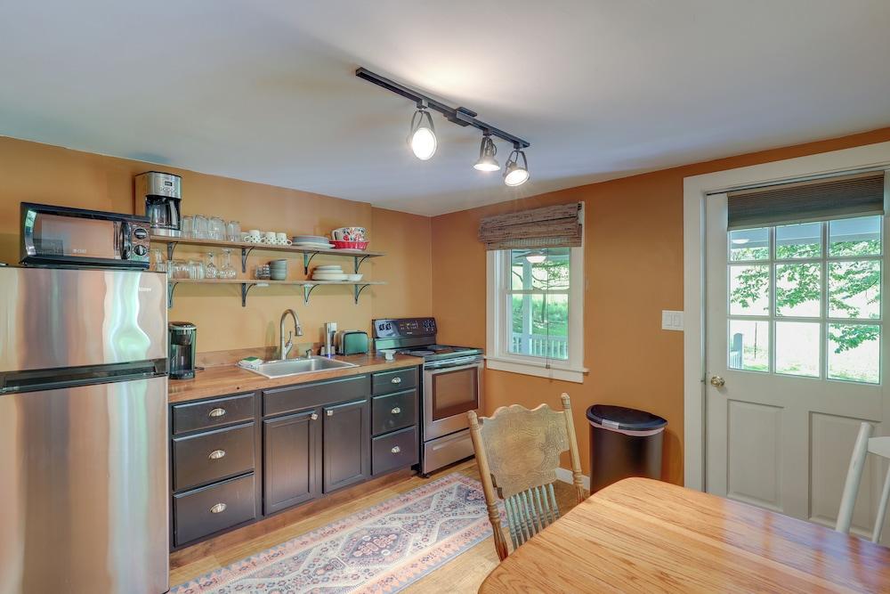 Hot Tub + Fireside Nights! Mtn-view Marshall Home