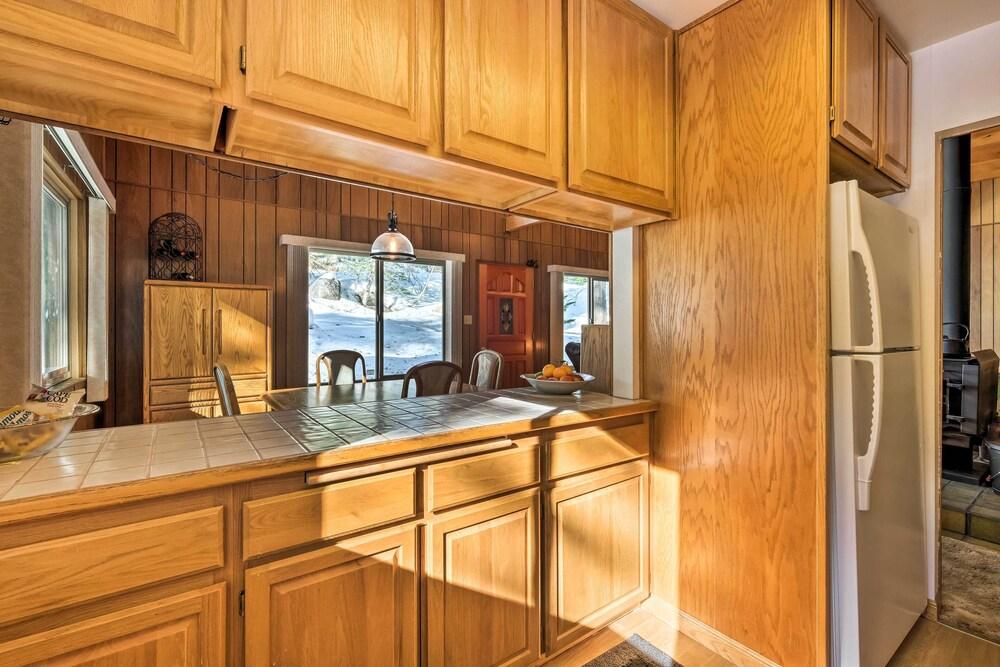 Near Hiking & Skiing: Bear Valley Cabin!