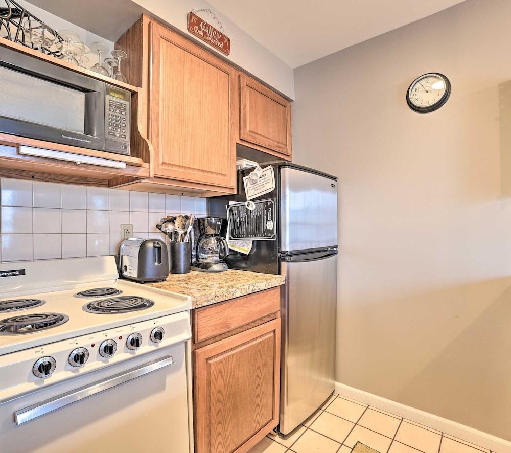 Portage Lake Condo w/ Deck & Pool Access!