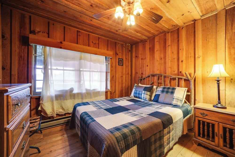 Rustic Maggie Valley Cabin w/ Mountain Views!