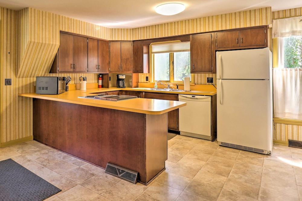 Walk to Lake Ontario: Sodus Point Family Escape