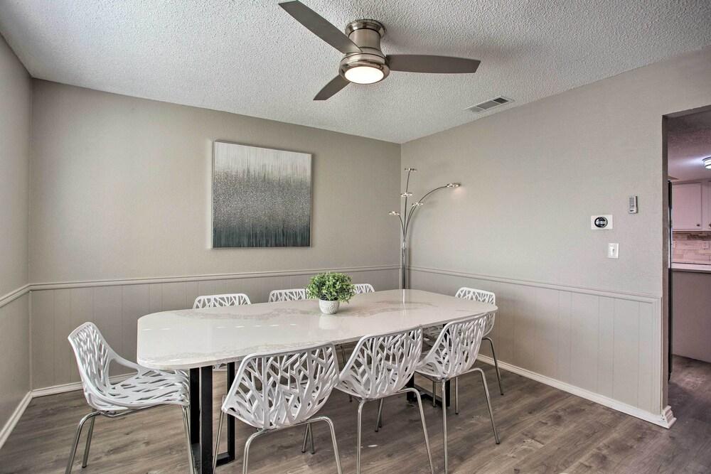 11 Mi to Holiday at Arboretum! Home w/ Hot Tub