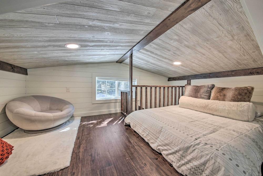 Contemporary Cabin w/ Mountain Views & Deck