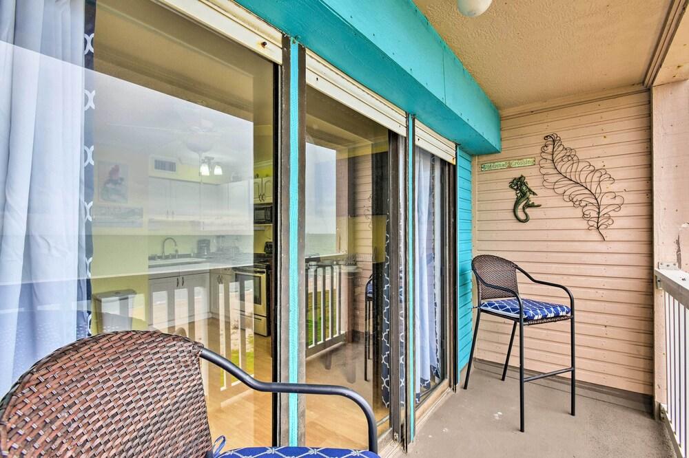 Corpus Christi Beachfront Condo w/ Pool Access!
