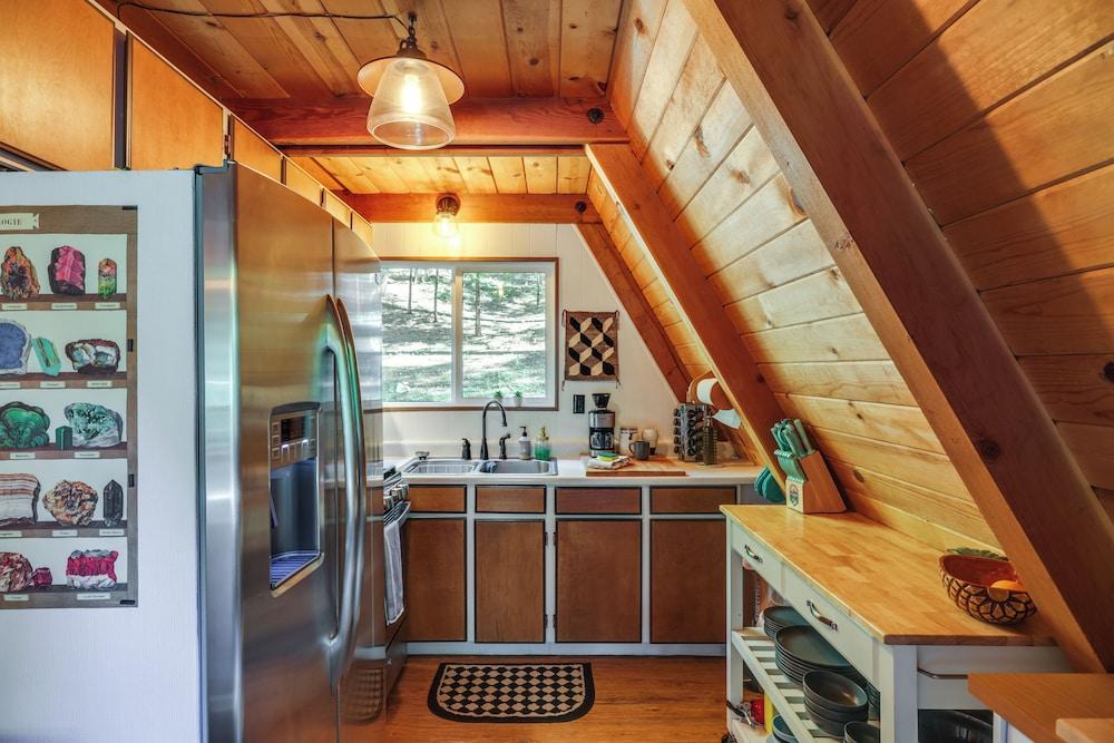 Decks, Grills + Fire Pit: Camp Connell Hideaway!