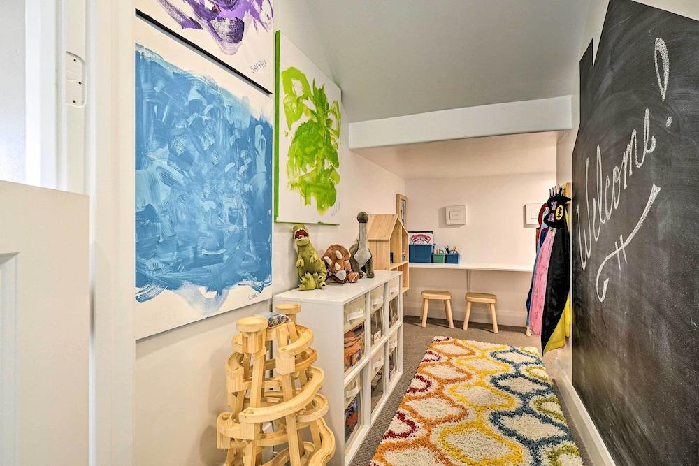 Private Hot Tub & Community Pool: Washington Home!