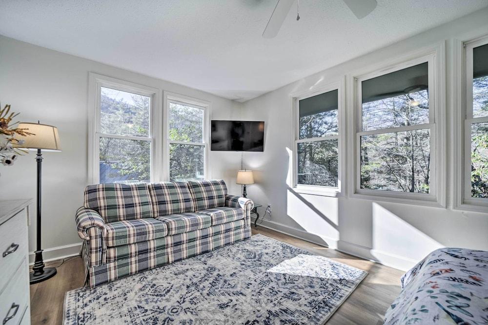 Sapphire Home w/ Grill & Pool Access