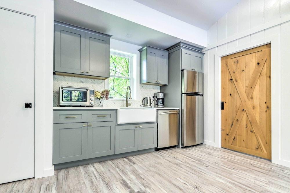 Modern Escape w/ Fire Pit, Near Lake Waramaug