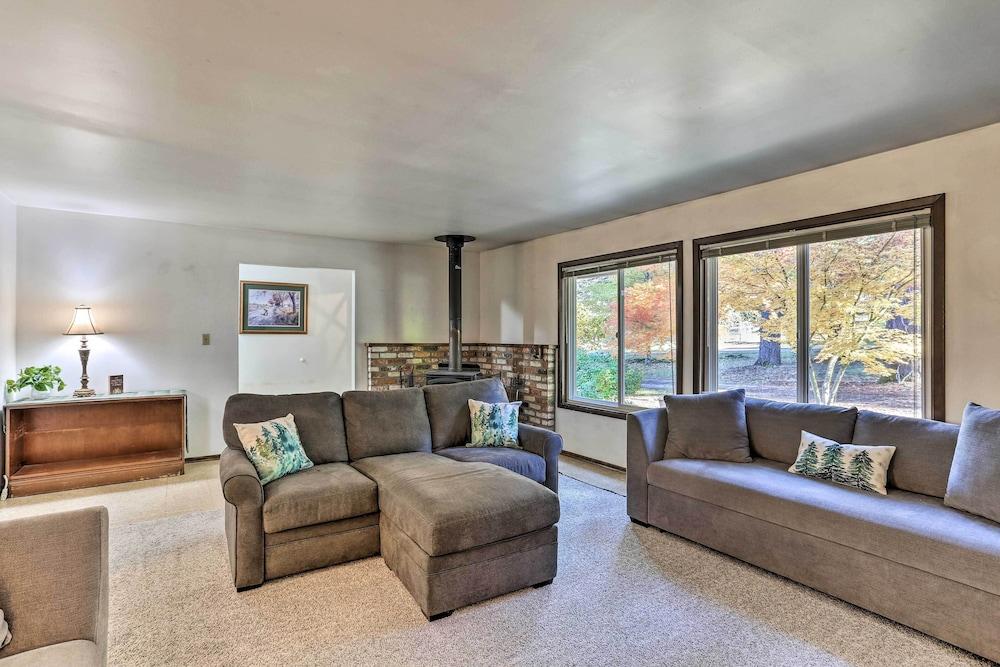 Willow Creek Hideaway w/ Deck, 1 Mi to River!