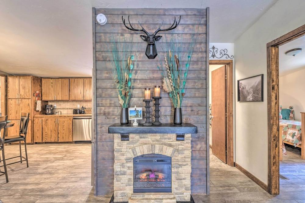 Raven Hill Retreat' ~ 6 Miles to Ruidoso Downs!