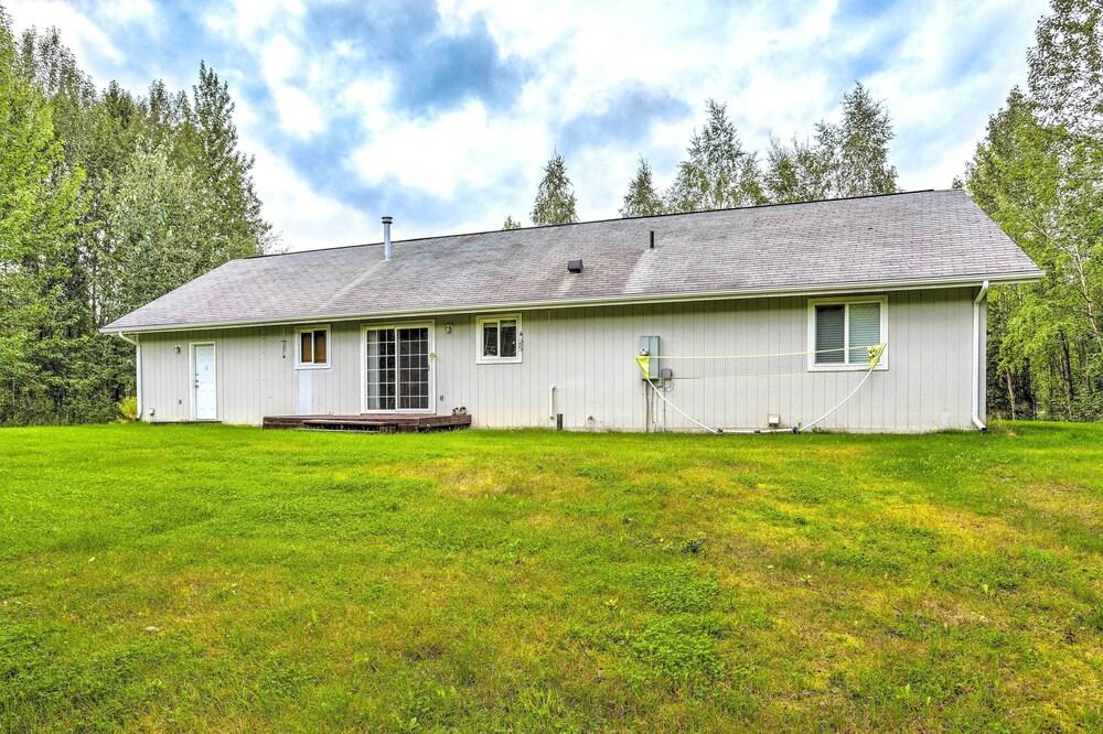 Charming Wasilla Retreat: Walk to Lake Lalen!