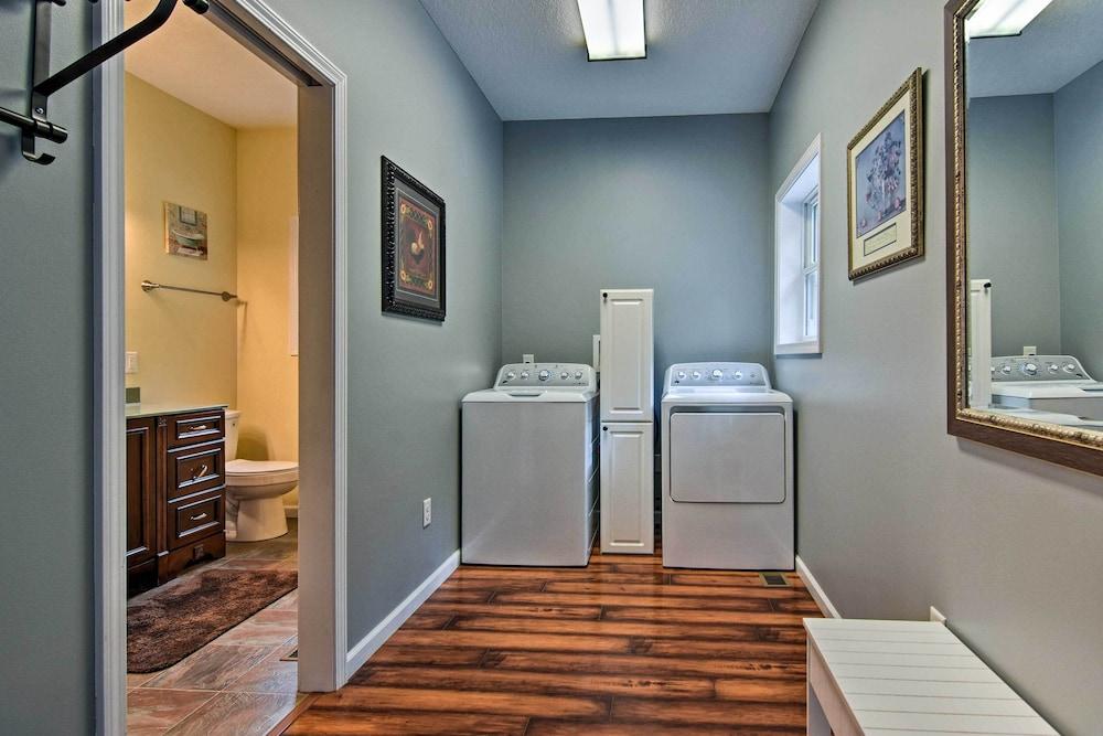 Blue Ridge Mountain Rental w/ Hot Tub & Gas Grill!