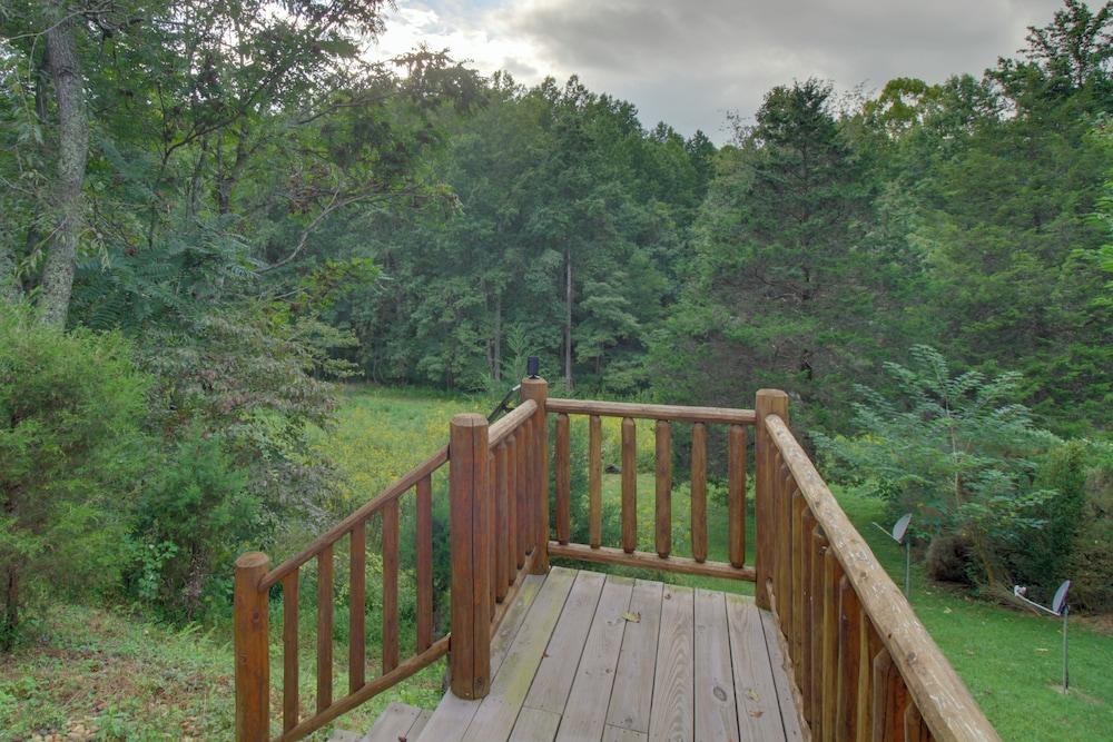 Cozy Goode Cabin w/ Deck ~ 17 Mi to Lynchburg