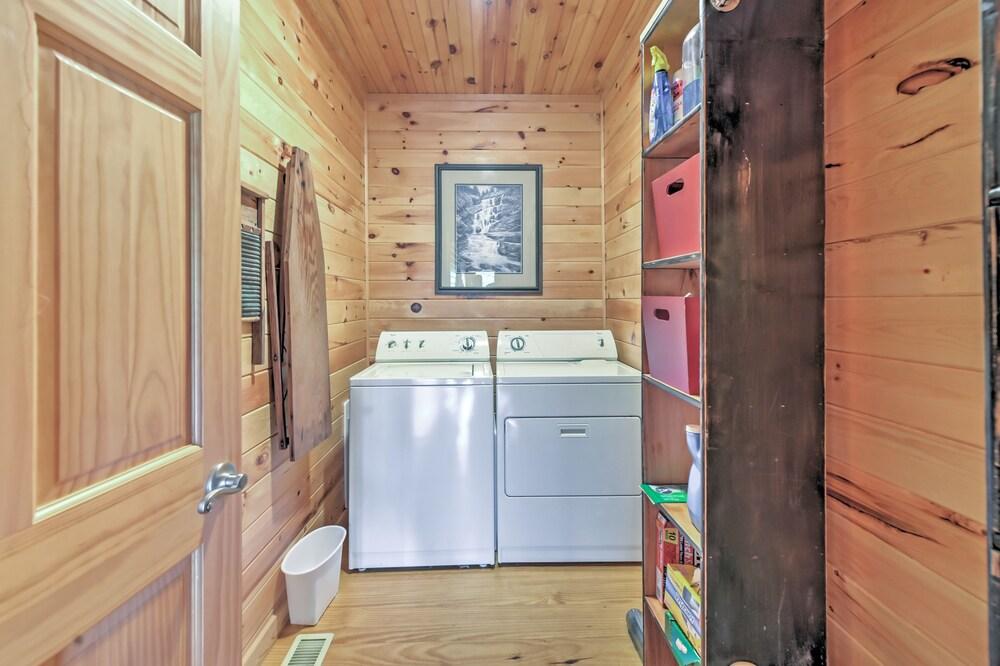 Dream Catcher: Luxe Cabin w/ Large Deck + Mtn View